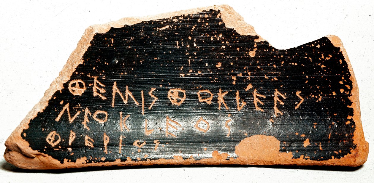 Ostrakon (ou ostracon) (plural: ostraca ou ostraka), cacos de cerâmica servindo de cédulas durante os procedimentos de ostracismo na Grécia Antiga. 480 aC Athenes. Museu Agora. de Greek