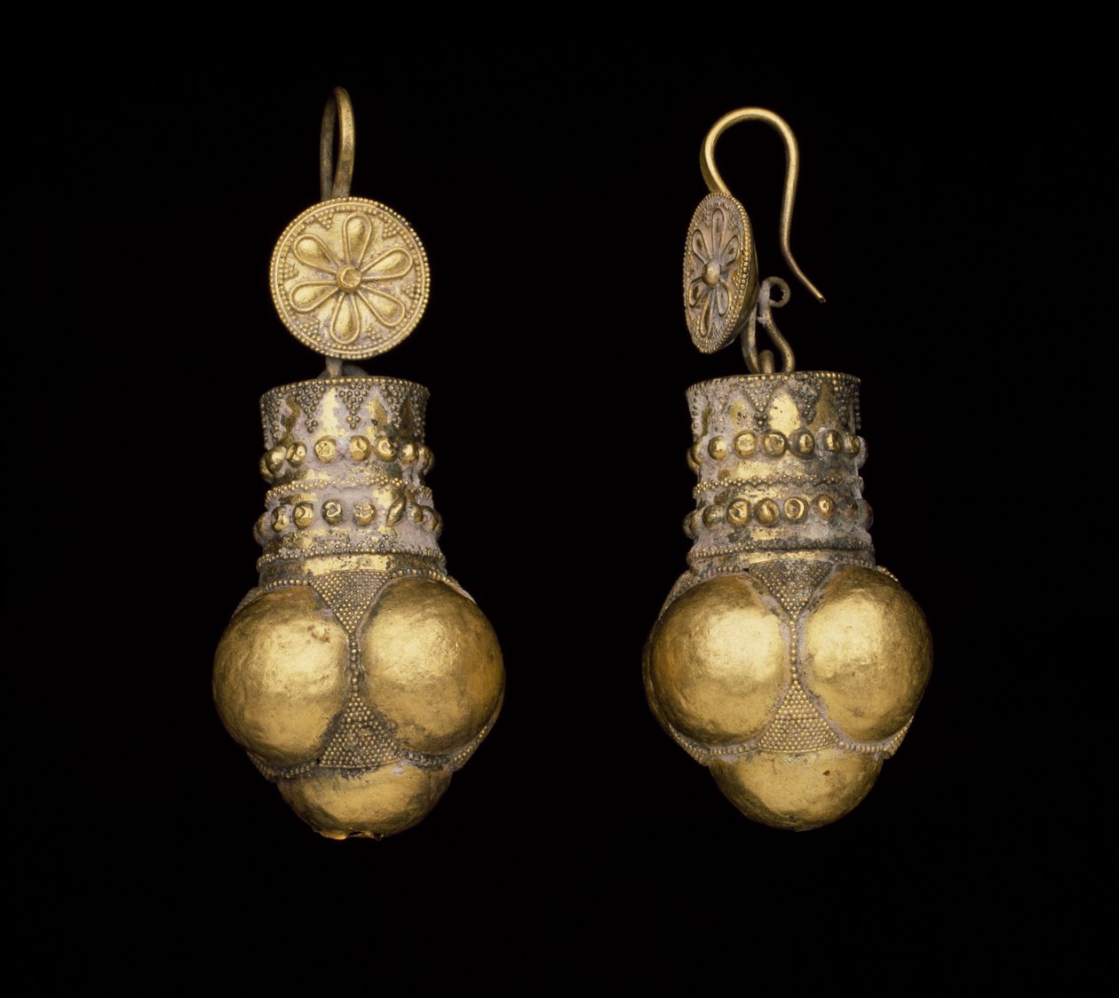 Par de pendentes com rosetas e aglomerado de glóbulos, séculos II-I aC de Greek