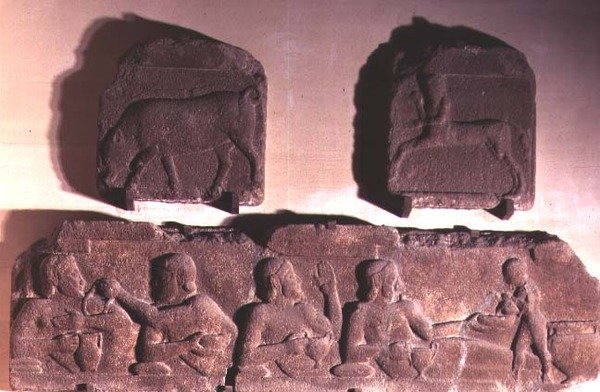 Dois métopas representando um centauro e um javali e um friso representando o banquete de Herakles, do Templo de Atena em Assos (Mysia) c.540-520 a.C. (pedra andina) de Greek