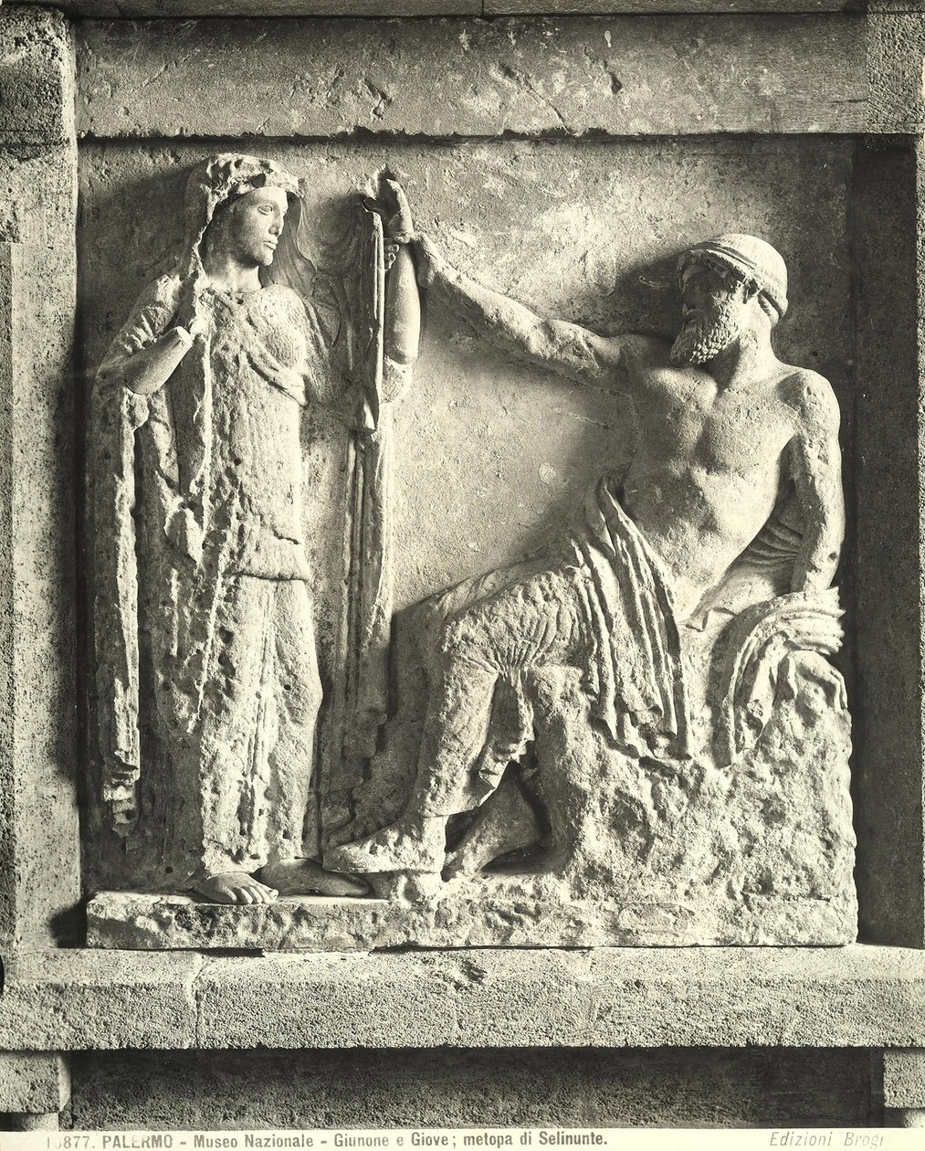 Zeus e Hera, metopo do Templo E em Selinunte, Sicília (mármore) (foto a p/b) de Greek
