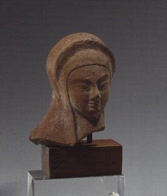 Cabeça feminina, fragmento de uma estátua do tipo Spedos cruzada, período Cycladic II precoce, c.2700-2400 a.C. (mármore) de Greek