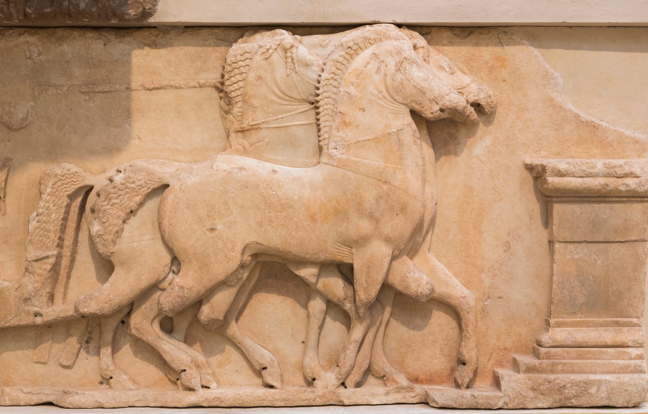 Quatro cavalos (quadriga) puxando uma carruagem do friso sul do Tesouro dos Sifnianos, construído c.530-480 a.C. (mármore) de Greek