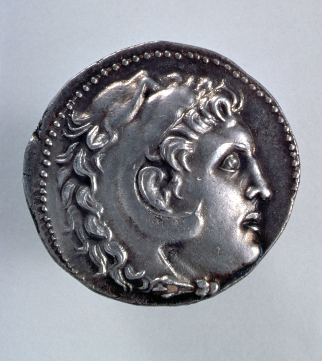Alexandre, o Grande Tetradrachm, mostrando a cabeça de Herakles usando um cocar de pele de leão de Greek School