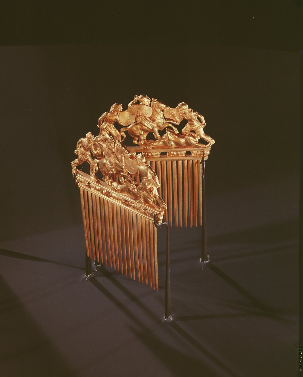 Combs ornamentados com guerreiros em combate, cinco leões agachados abaixo (ouro) de Greek School