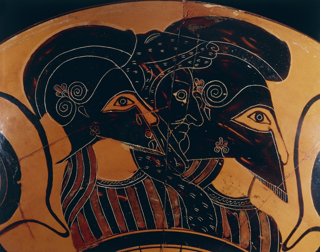 Detalhe de um vaso grego de figuras negras que representa três guerreiros com capacetes de Greek School