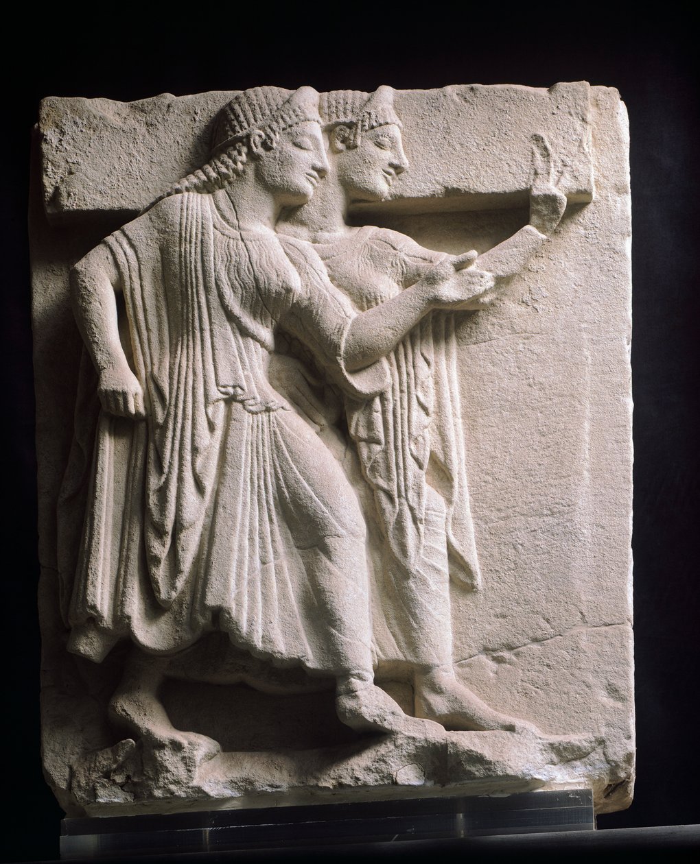 Metopo representando dançarinos, relevo de antigo thesaurus, Campania, Itália Século V bc (grés) de Greek School