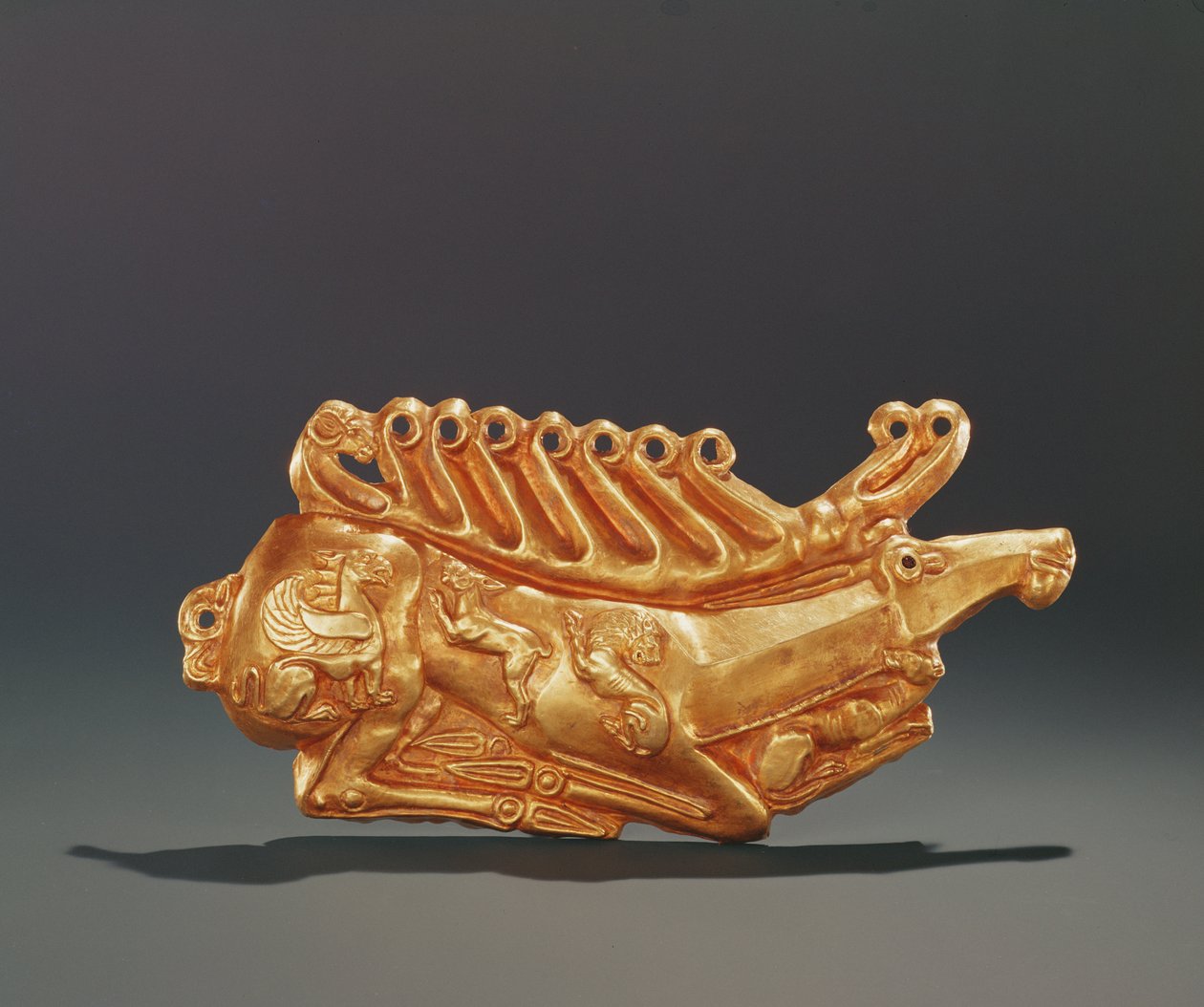 Veado reclinado, decorado no corpo com figuras de grifo alado, lebre, leão, cão e cabeça de carneiro (ouro) de Greek School
