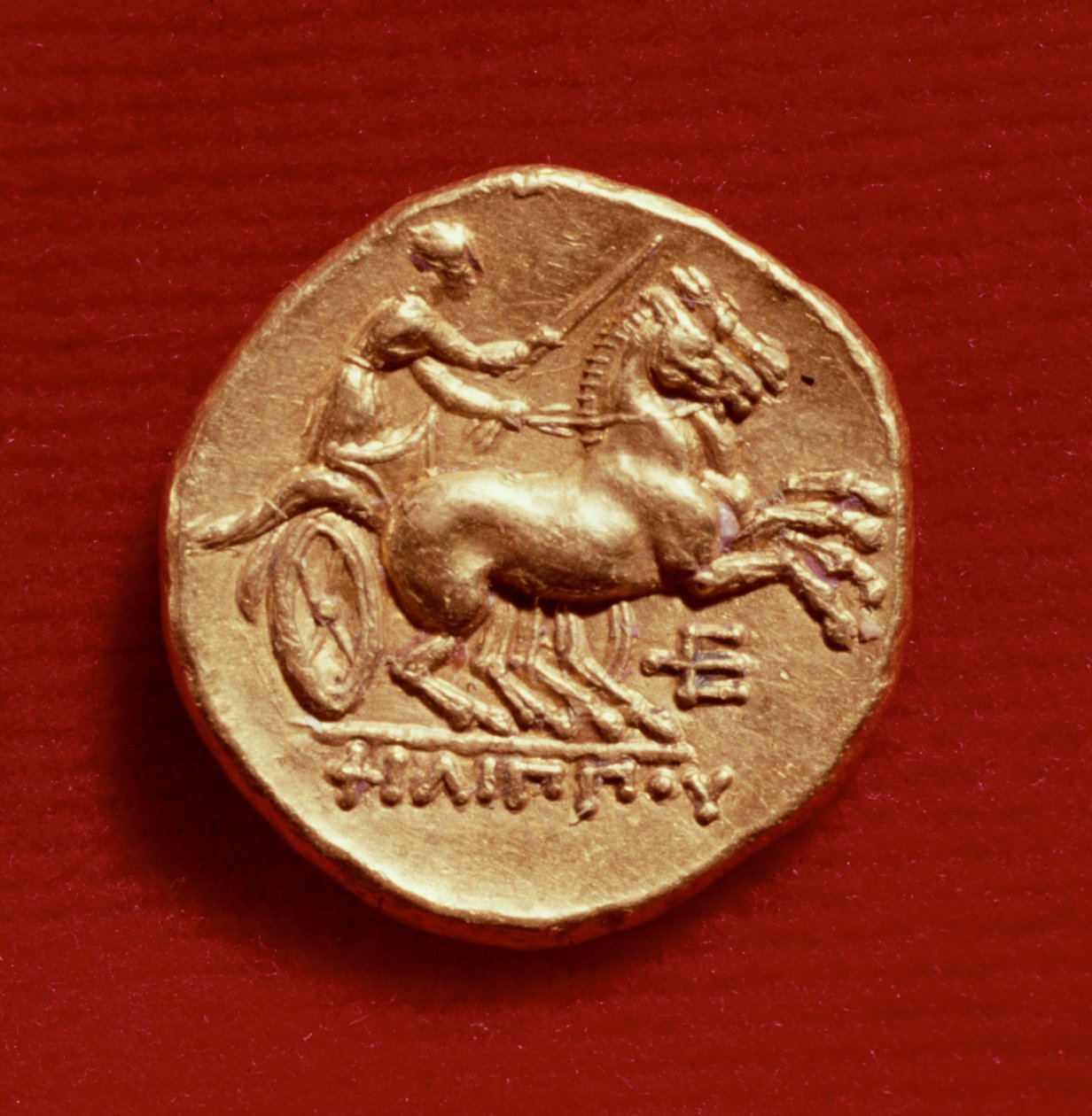 Reverso de um stater de Filipe II (382-336 aC) da Macedônia representando um cocheiro, 356-336 aC (ouro) de Greek School