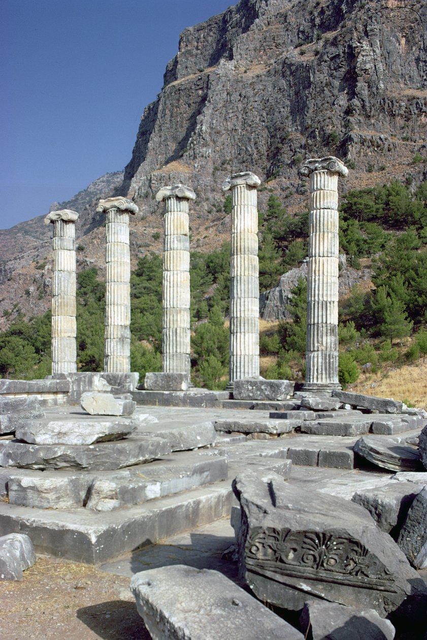 Ruínas e Acrópole Rock no Templo de Athena Polia, meados do século IV aC de Greek School