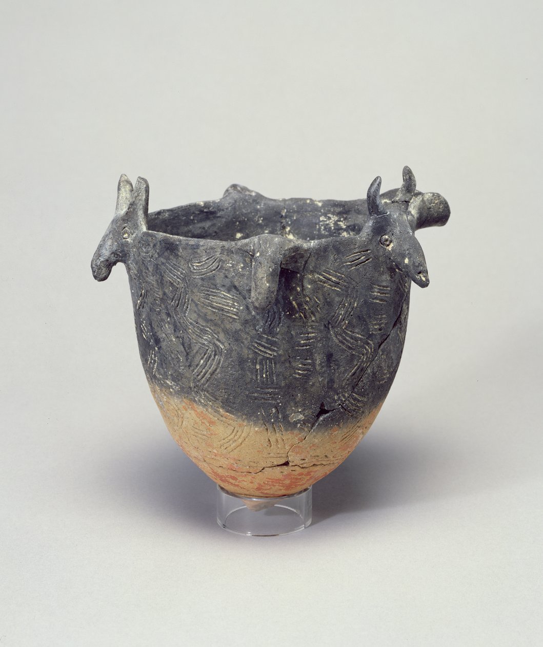 Tulipa-Bowl, com cabeças Bullss, Chipre, 2400-2200 aC (argila) de Greek School