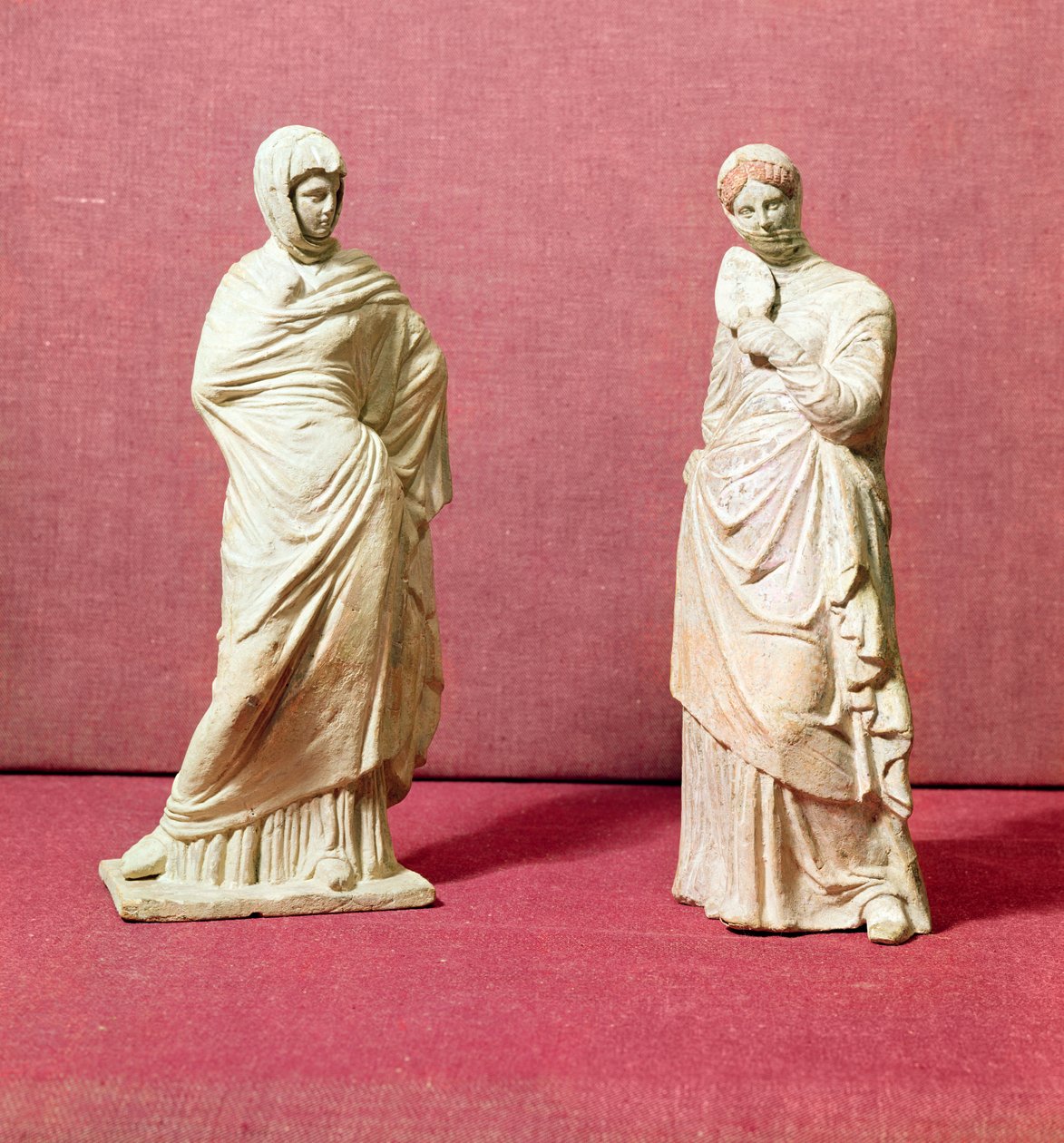 Duas estátuas de mulheres em pé, de Tanagra, c.350 aC de Greek School