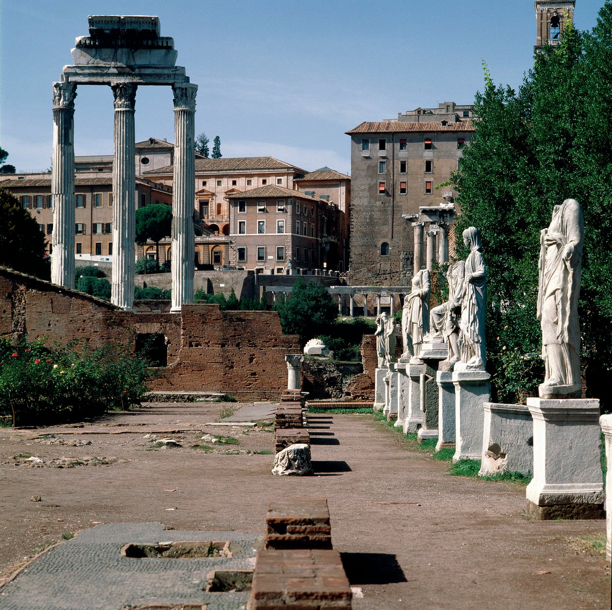 Fórum Romano: estátuas de vestais. Casa das vestais (Casa delle Vestali ou Atrium Vestae). À esquerda, o templo grego de Dioscures (ou templo de Castor e Pollux) (século V a.C.). Roma de Greek or Roman