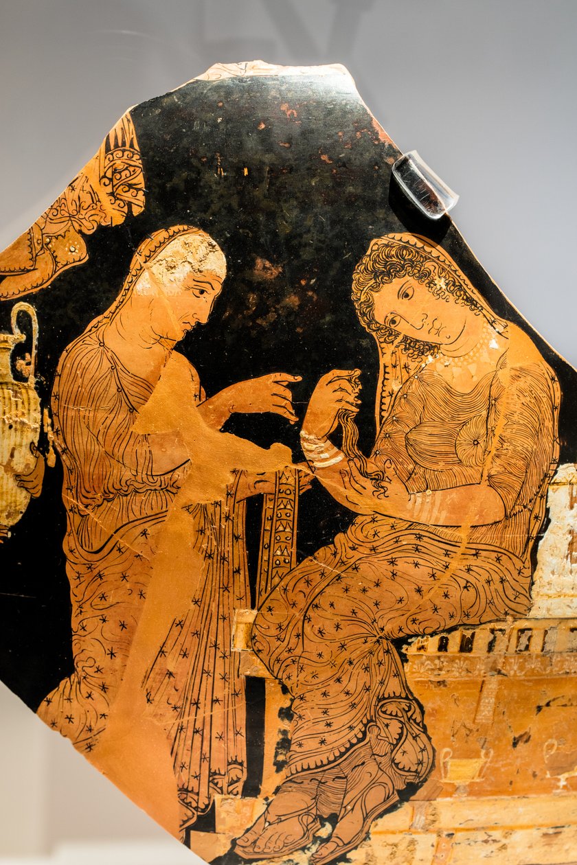 Electra e uma criada no túmulo de Agamémnon (cerâmica com reflexos amarelos e brancos) de Greek School