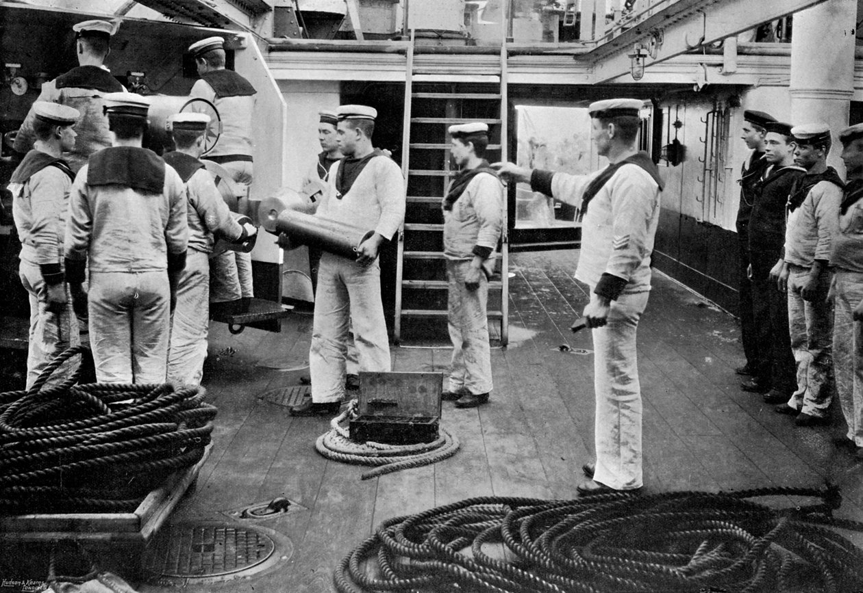 Na broca com uma pistola de tiro rápido de 6 polegadas a bordo do navio de guerra HMS Resolution, 1896. de Gregory and Co