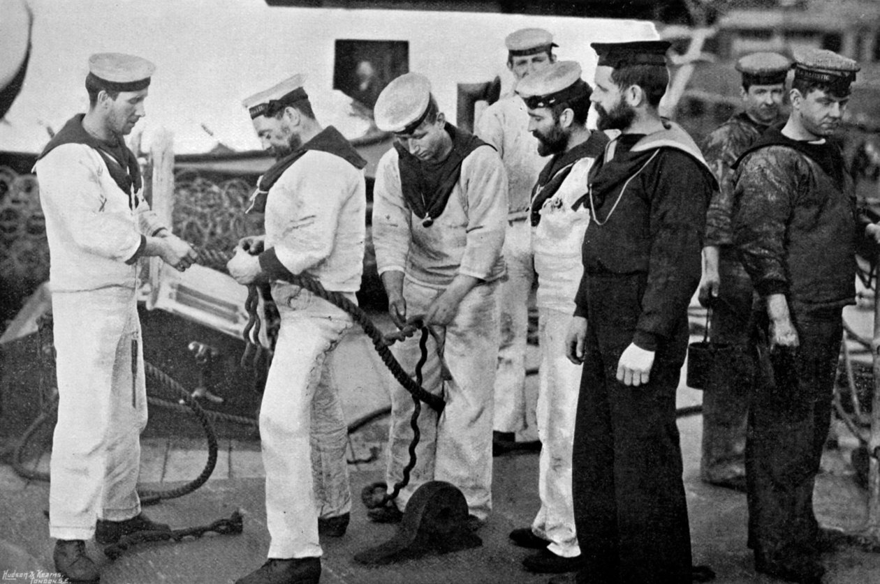 Jaquetas azuis no trabalho emendando uma corda a bordo do navio de guerra HMS Majestic, 1896. de Gregory and Co