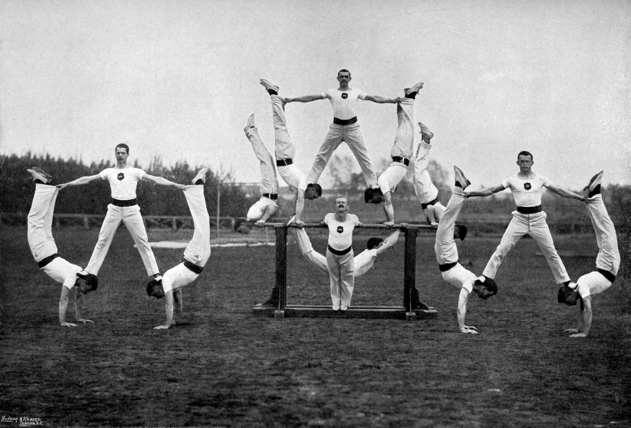 Exposição da equipe de ginástica de Aldershot, Hampshire, 1896 de Gregory and Co