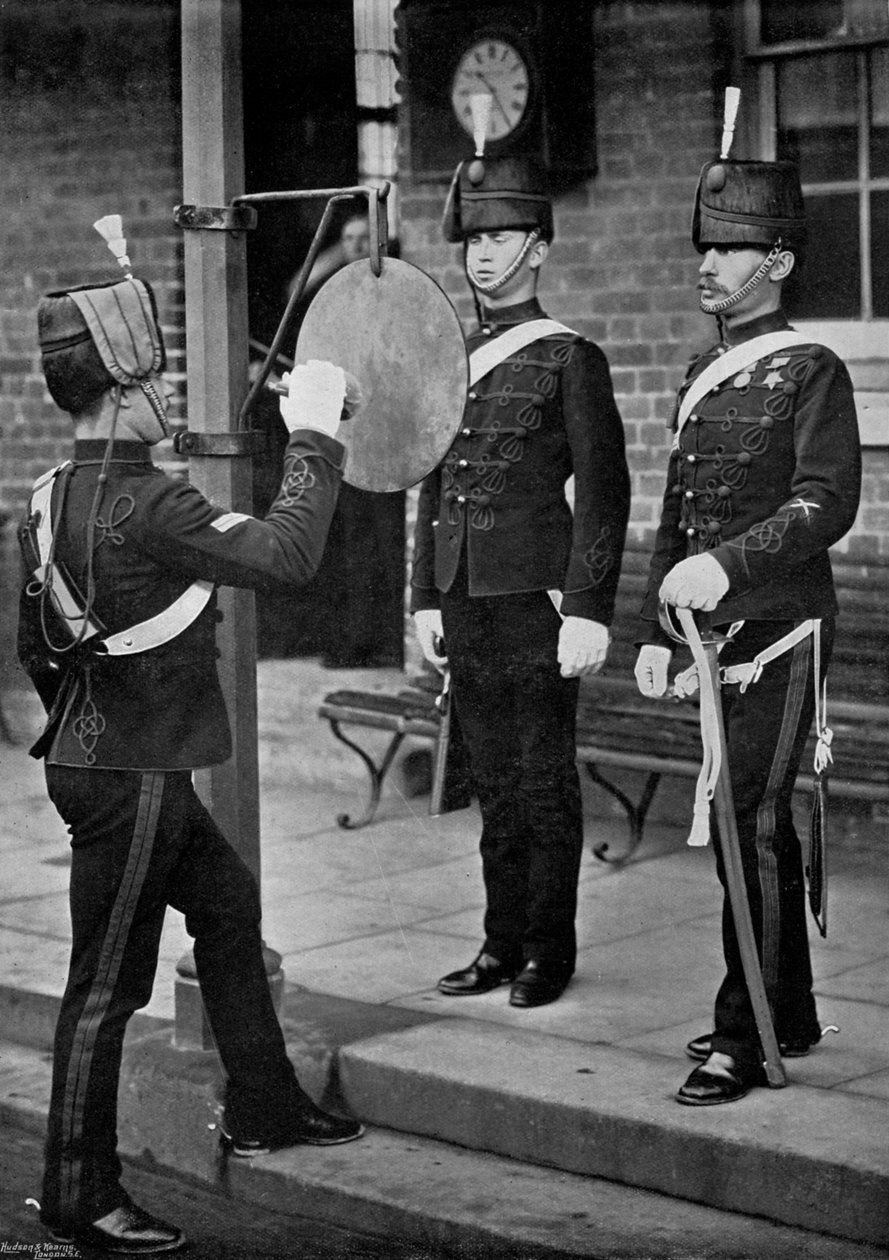 Golpeando o gongo no portão principal do quartel da cavalaria Aldershot, Hampshire, 1896 de Gregory and Co