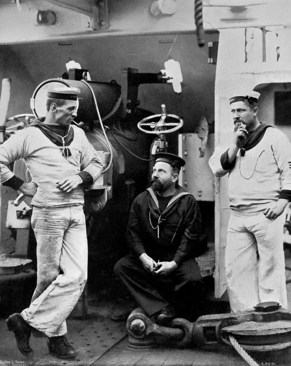 Três oficiais subalternos a bordo do cruzador HMS Theseus, 1896 de Gregory and Co