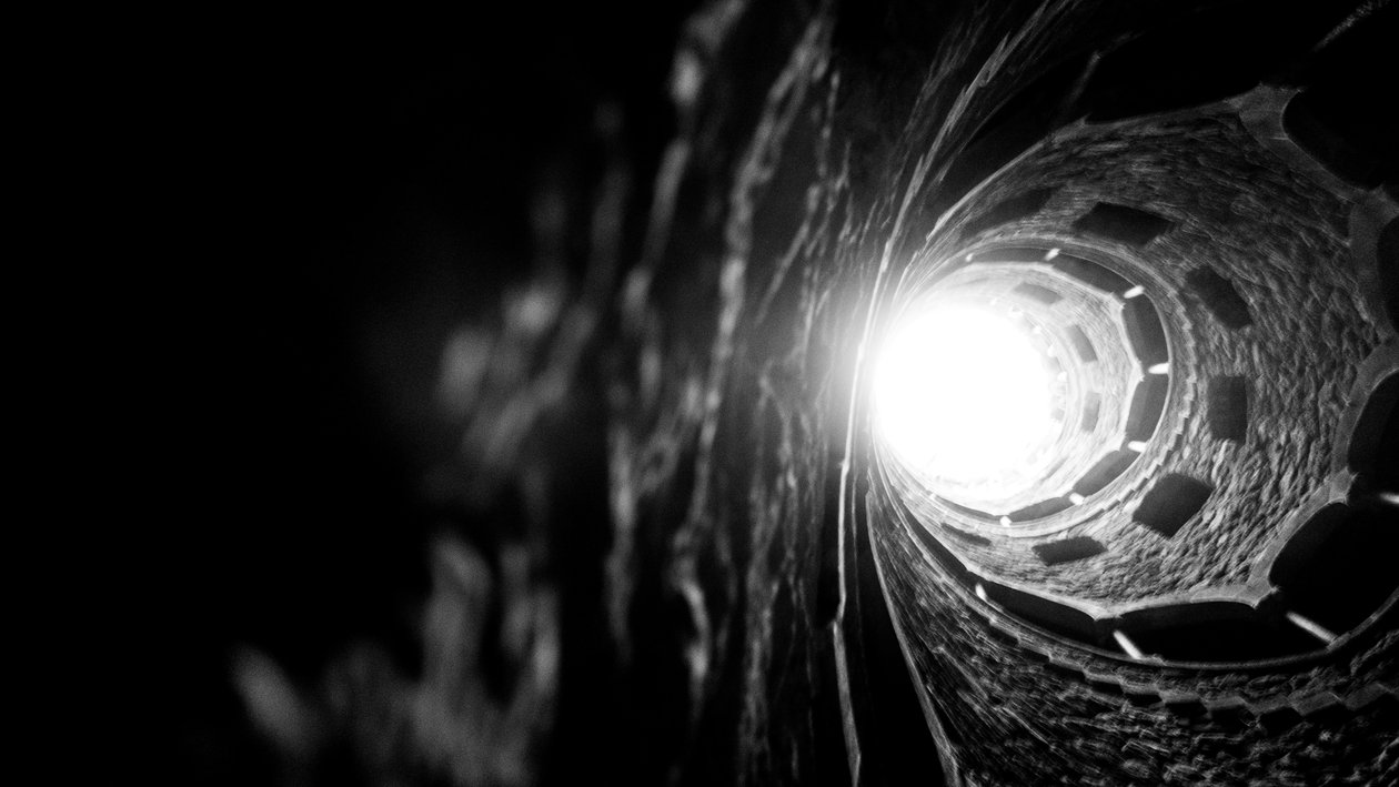 Luz no Poço Iniciático, 2018 (photograph) de Guilherme Pontes