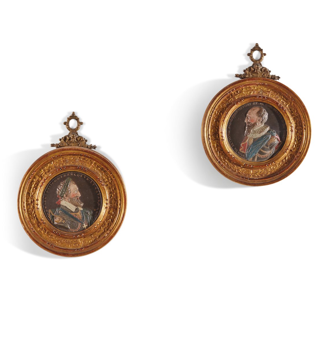 Par de medalhões representando o Rei Henri IV (1553-1610) e Maximilian Bethune, Duque de Sully (1559-1641) (gesso policromado em molduras de madeira dourada) de Guillaume (after) Dupre