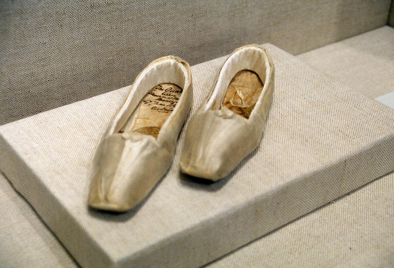 Par de sapatos (que pertenceu formalmente à Rainha Vitória 1819-1901) de Gundry and Sons