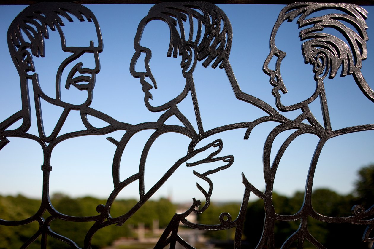 Portão de entrada para o Parque de esculturas, três machos de ferro detalhe de 346453 de Gustav Vigeland