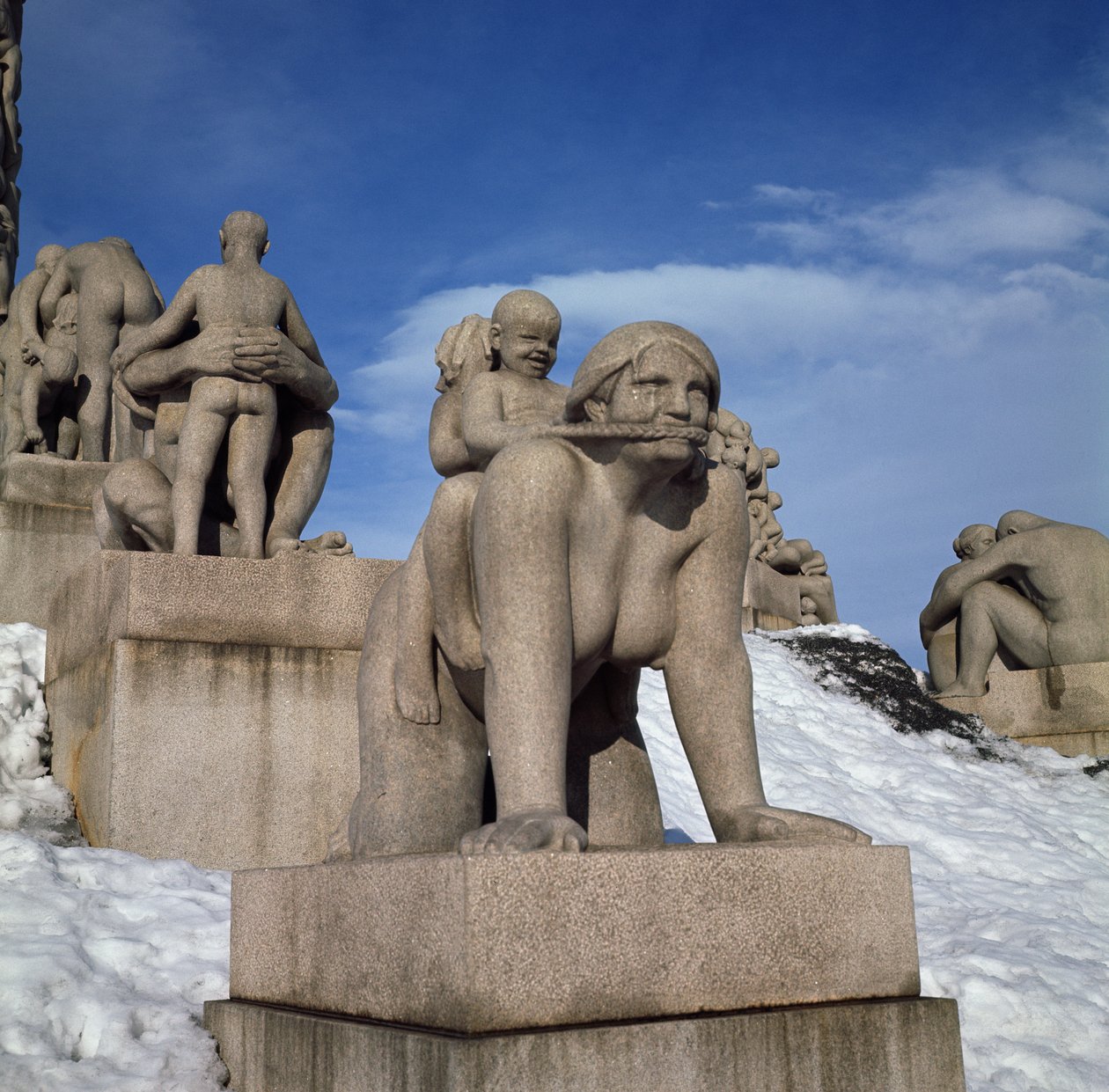 Maternidade ou mulher com dois filhos andando de costas (granito) de Gustav Vigeland