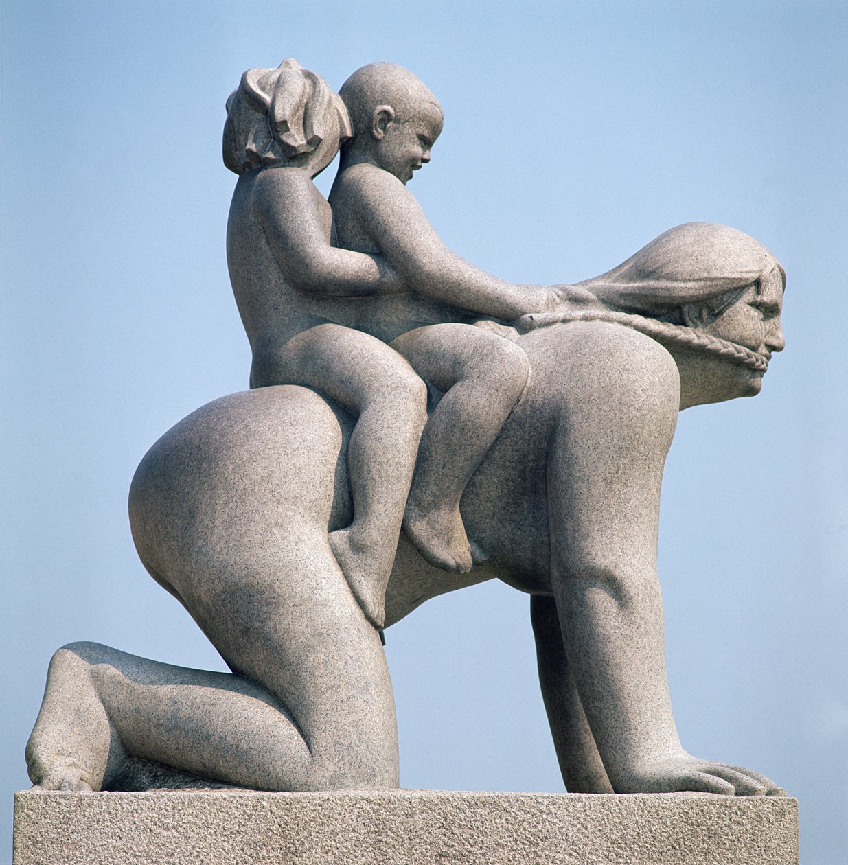 Mulher, com, duas crianças, montando, dela, costas de Gustav Vigeland