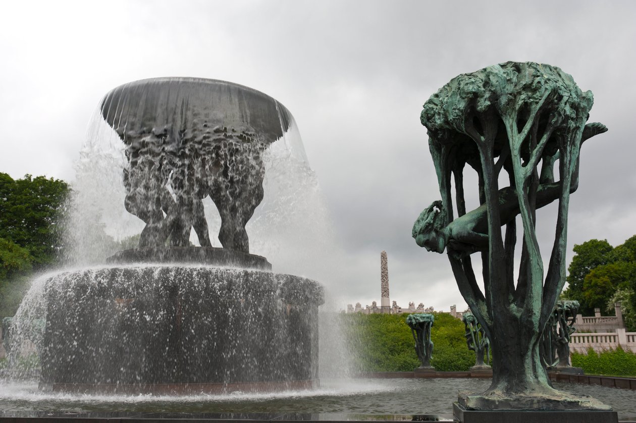 Fonte e escultura "Girl in a Tree" em Frogner Park, Oslo, Noruega (bronze) de Gustav Vigeland