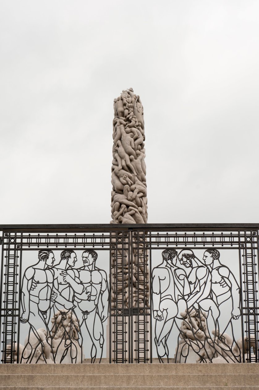 Portões de ferro forjado" Homens nus" e o "People Monolith" feito de granito em Frogner Park, Oslo, Noruega (foto) de Gustav Vigeland