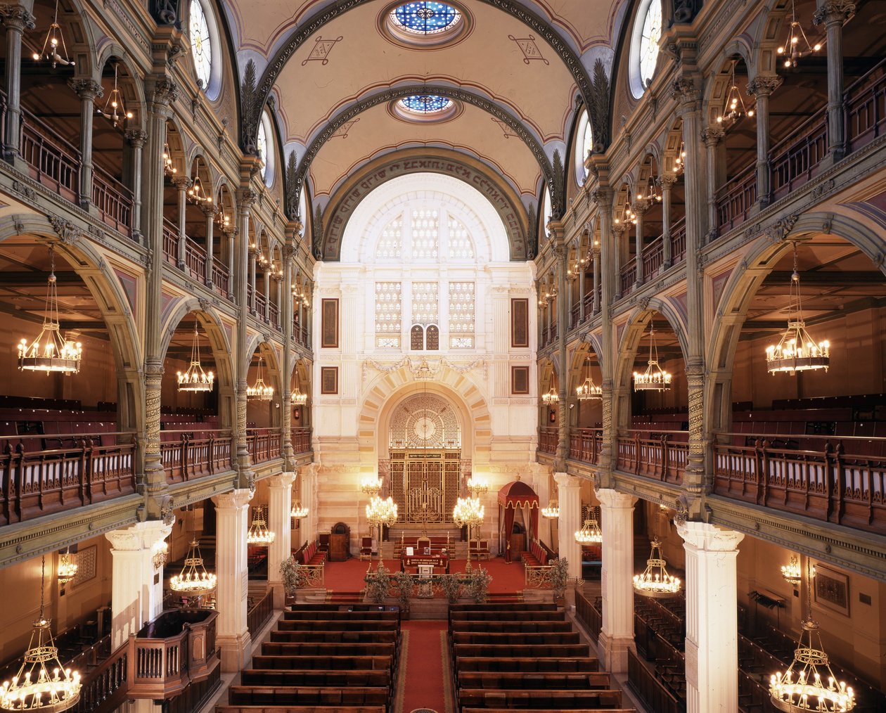 Interior da Sinagoga da Rue des Tournelles, construída em 1866 - 1867. Arquitecto: Varrollier. Engenheiro: Gustave Eiffel, em Paris. de Gustave Eiffel