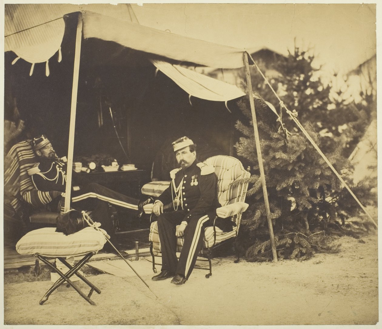 Oficiais sentados em uma tenda, Camp de Châlons de Gustave Le Gray