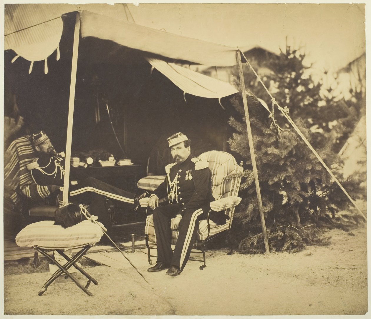 Oficiais sentados em uma tenda, Camp de Châlons, 1857. de Gustave Le Gray