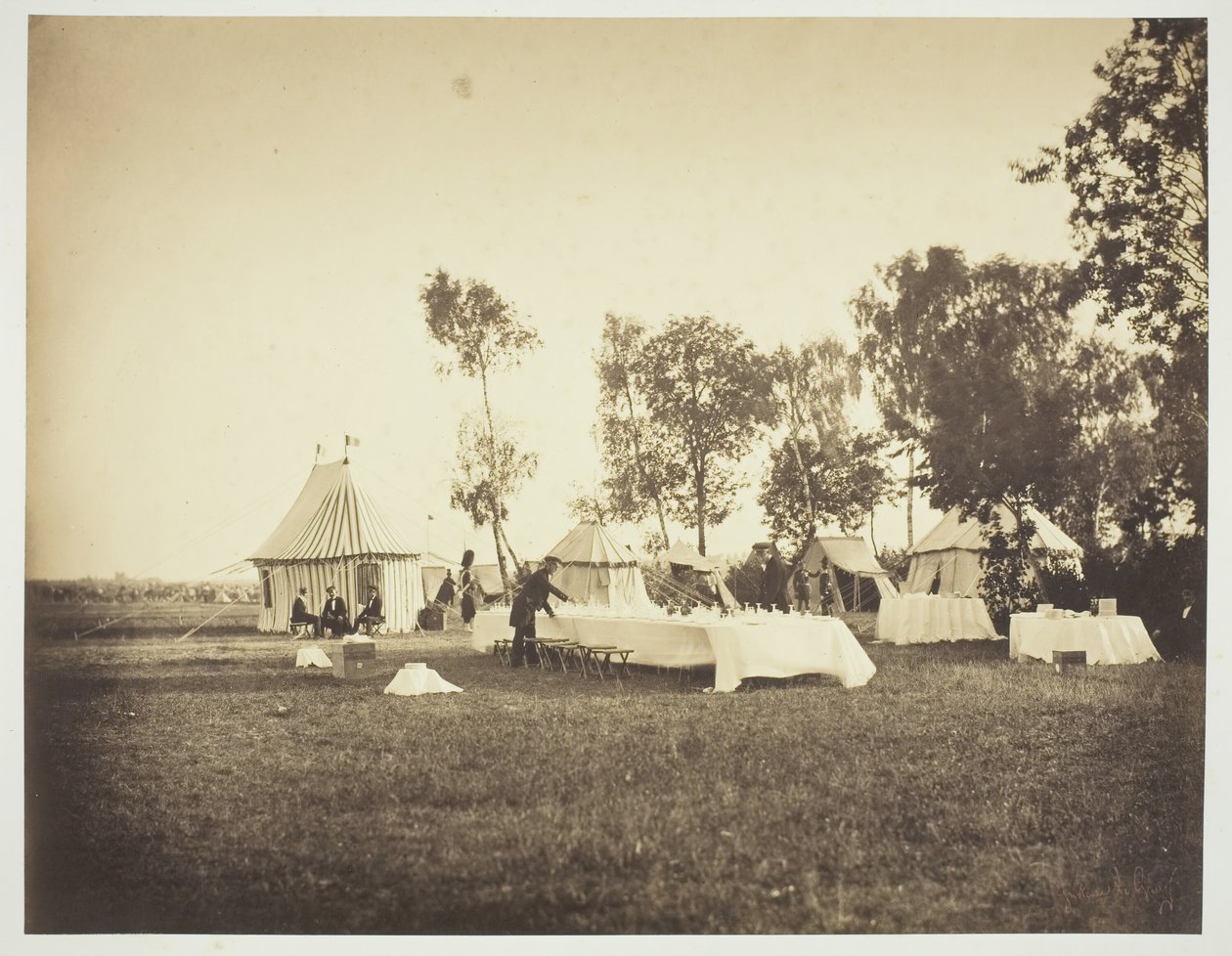 Preparação da Mesa do Imperador, Camp de Châlons, 1857. de Gustave Le Gray