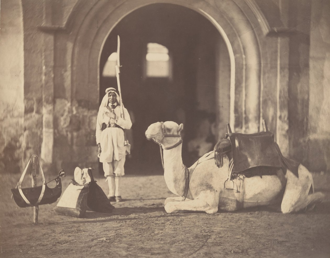 [Soldado e Camelo Militar], 1866. de Gustave Le Gray