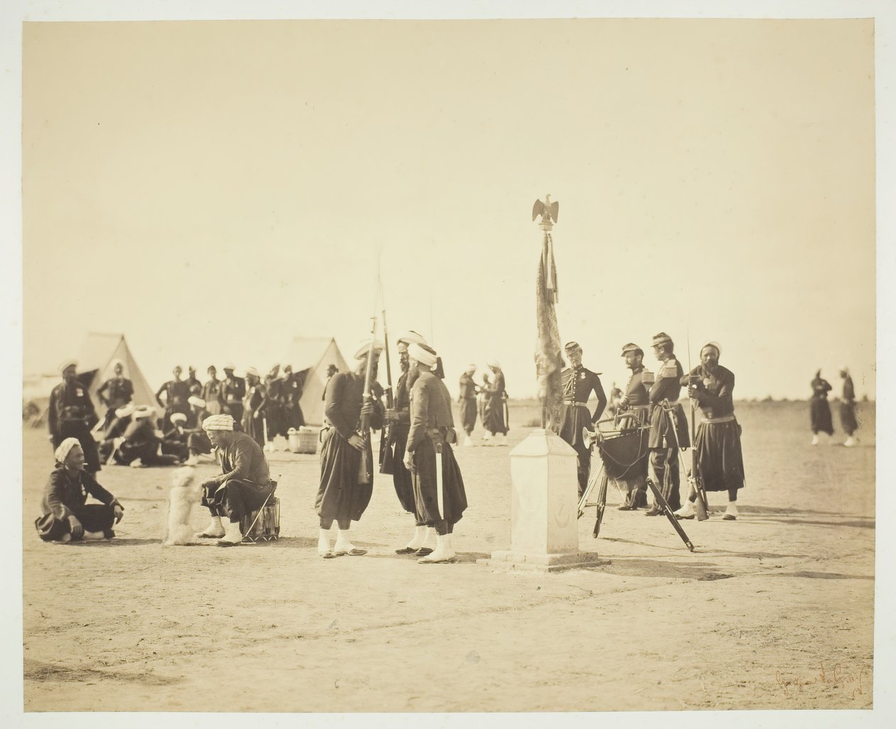 A bandeira hasteada do Regimento Zouave, Camp de Châlons, 1857. de Gustave Le Gray