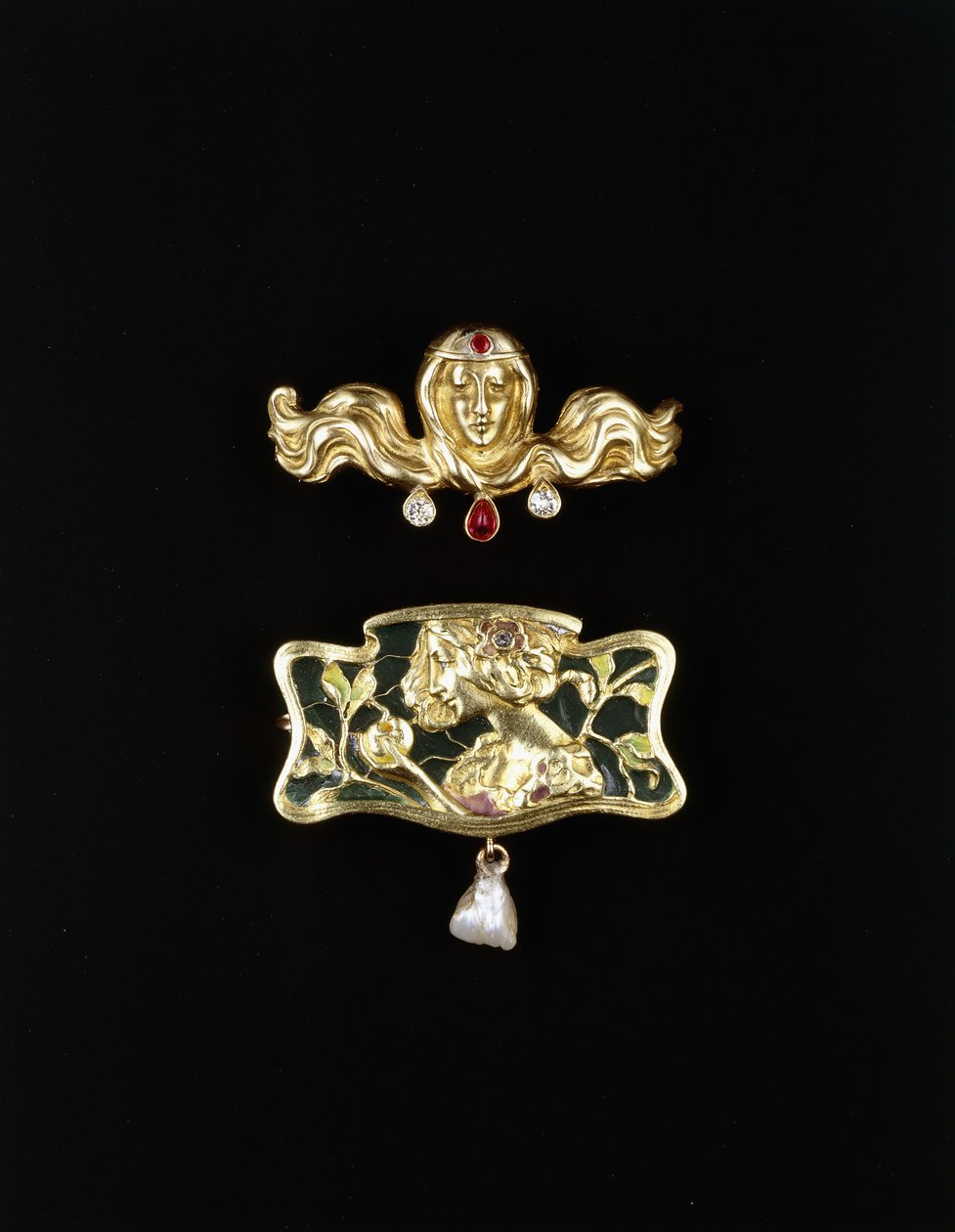 Um broche Art Nouveau de Gustave-Roger Sandoz, e um broche Art Nouveau de metal em forma de plique a jour e uma gota de pérola, broche dourado e pedras preciosas, c.1900 (broches dourados, pedras preciosas) de Gustave Roger Sandoz