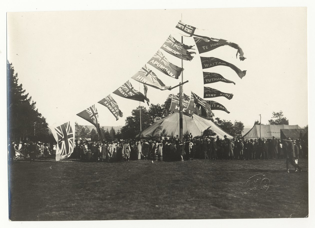 Recepção Maori no Parque Arawa, Rotorua, c.1925 (impressão em gelatina de prata) de Guy Photo Studio