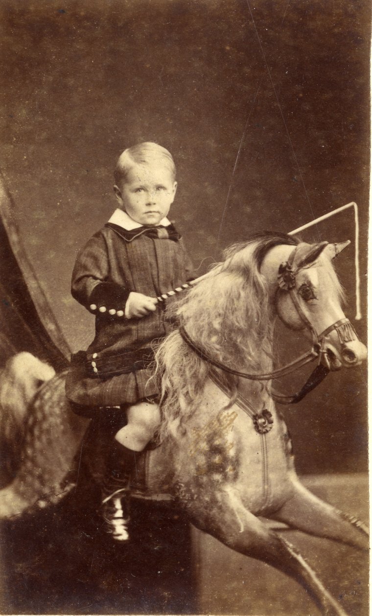 Menino jovem, com, chicote, ligado, cavalo balanço, 1870s, (albumen, impressão) de H. A. Chapman