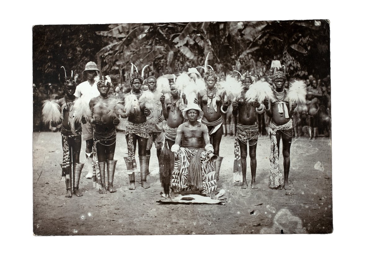 Chefe camaronês com suas mulheres, Camarões, c.1930 (impressão de prata de gelatina) de H. S. Freeman
