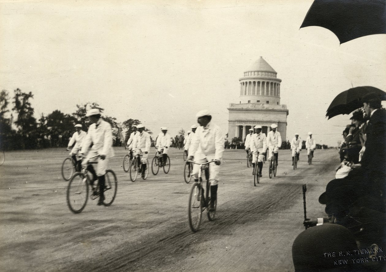 Ciclistas na Riverside Drive, perto de Grant&39;s Tomb, cerca de 1890 de H.N. Tiemann