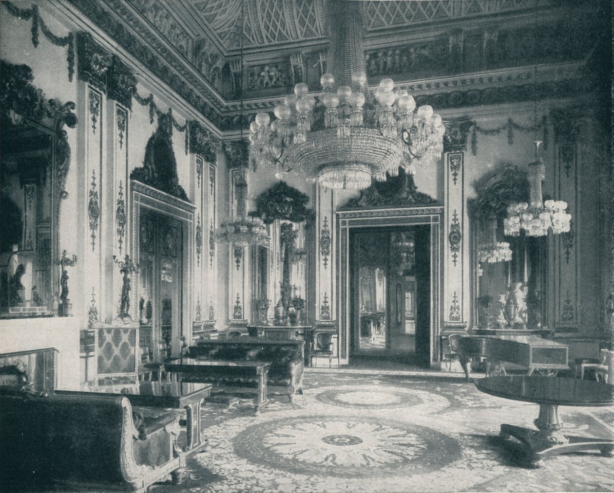 A sala de estar branca no Palácio de Buckingham, c1899, 1901 de HN King