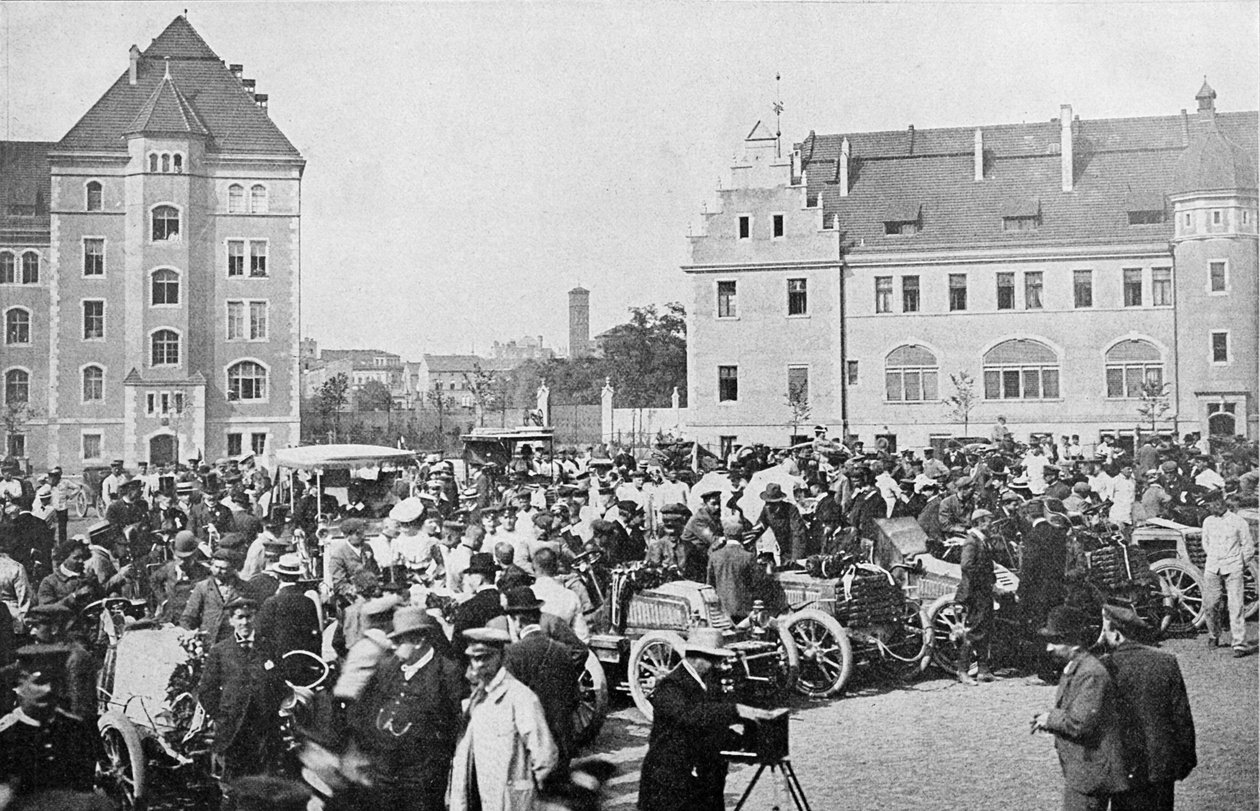 Imagem da viagem de automóvel Paris-Berlim. Instalação dos carros no pátio do Alexanderkaserne em Berlim de H.Rudolphy