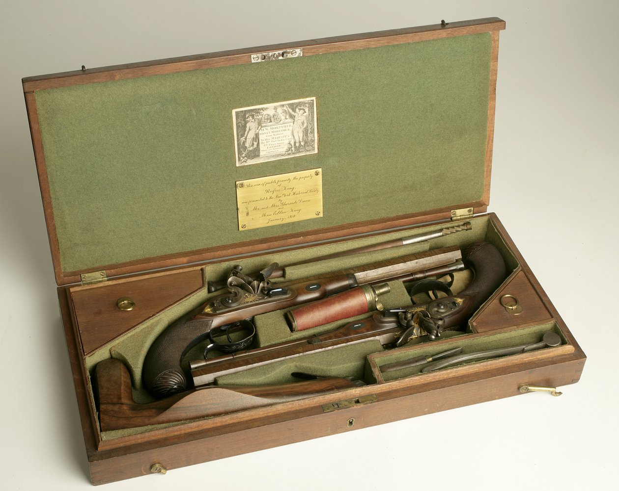 Par de pistolas de duelo de pederneira com estojo e acessórios, c.1780-1800 (mídia mista) de H.W. Mortimer and Sons