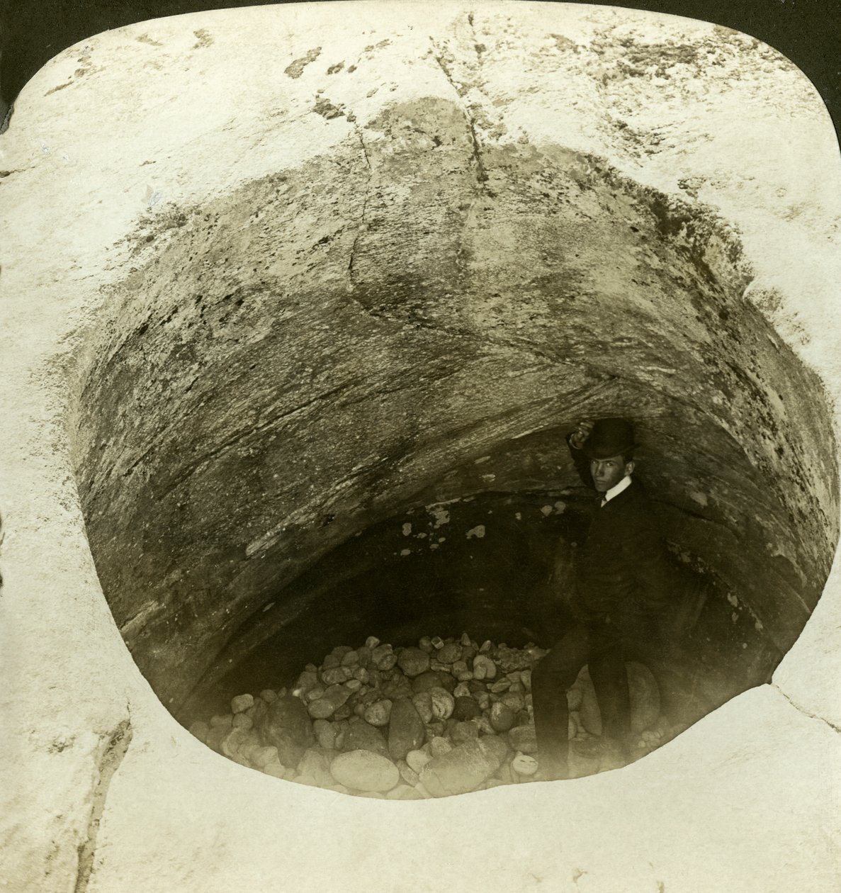 Um caldeirão da geleira do caldeirão dos gigantes, Noruega. de H. C. White