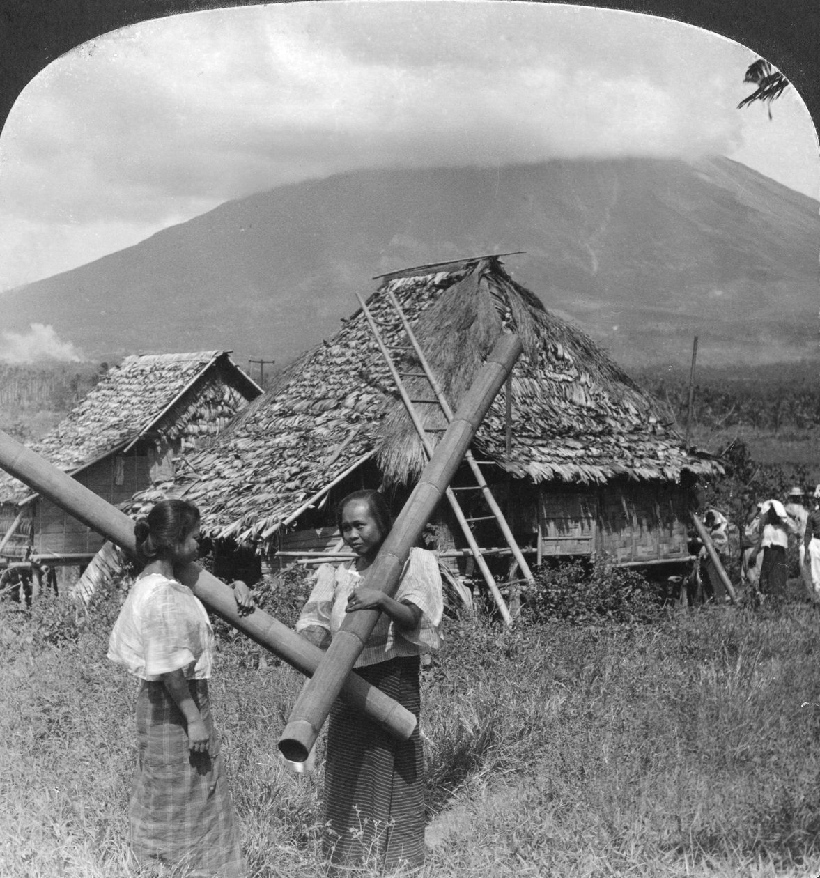 Meninas nativas com seus vasos de água feitos de hastes de bambu, Filipinas, 1907 de H. C. White