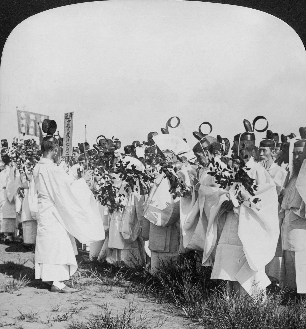 Padres xintoístas em uma procissão fúnebre para vítimas de Hitachi Maru, Tóquio, Japão, 1905 de H. C. White