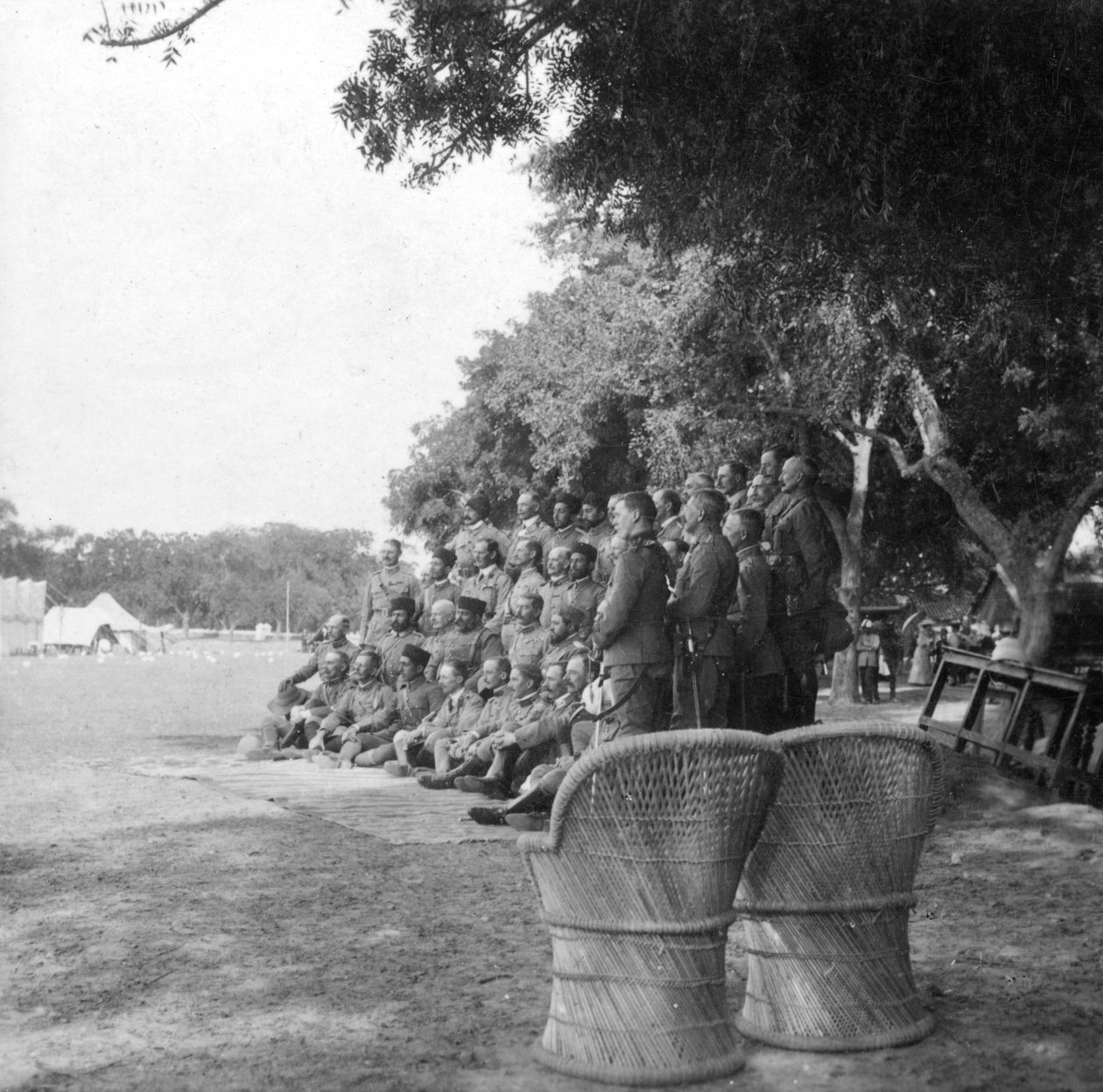 HM Amir, Lord Kitchener e equipe, Agra, Índia, anos 1900. de H. Hands and Son