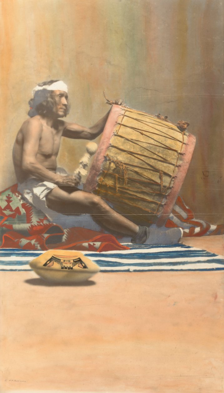 Músico Hopi tocando bateria, s.d. de H. R. Robinson