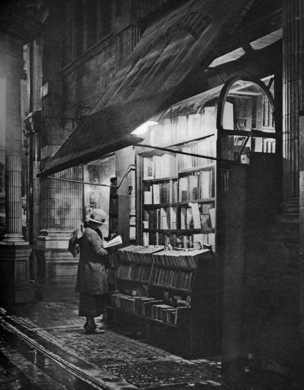 Uma livraria em Bloomsbury, Londres, 1926-1927. de H. W. Fincham